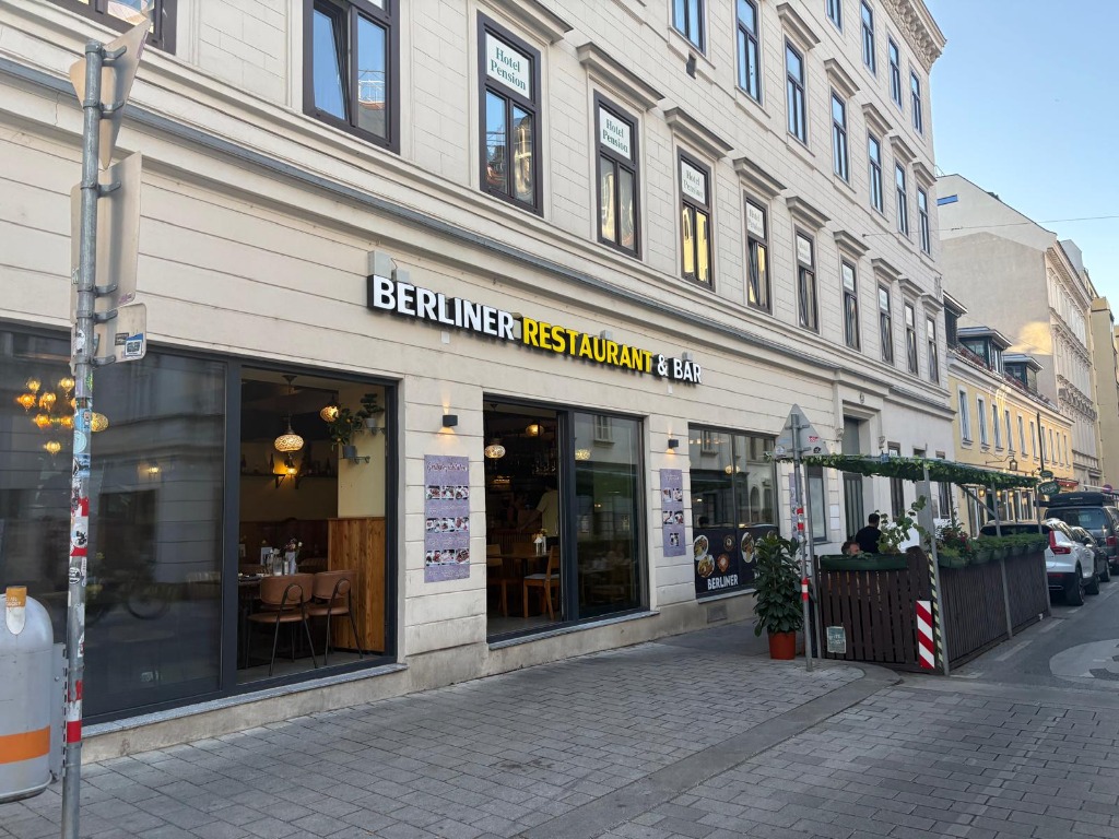 Berliner Restaurant Fassade / Entrance